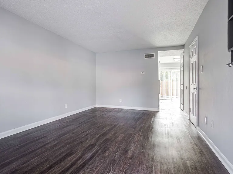 Country Club Apartments — Photo 6