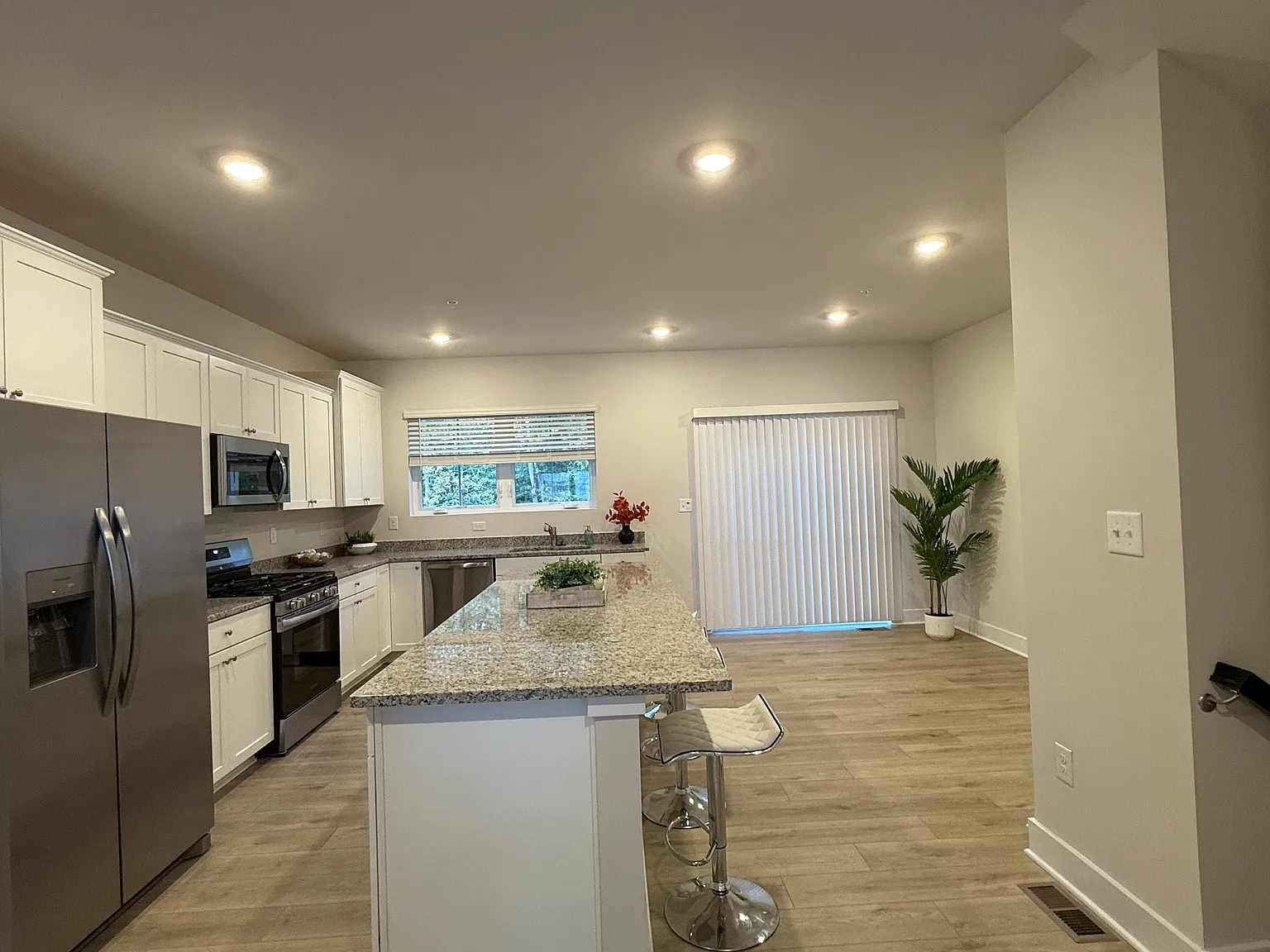 4 bed, 2200 sqft, $3,300 — Photo 2