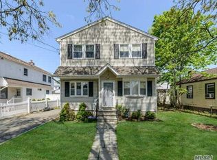 101 Broadmoor Ln, Westbury, NY 11590