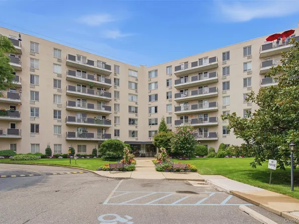 135 Post Avenue #2J, Westbury, NY 11590