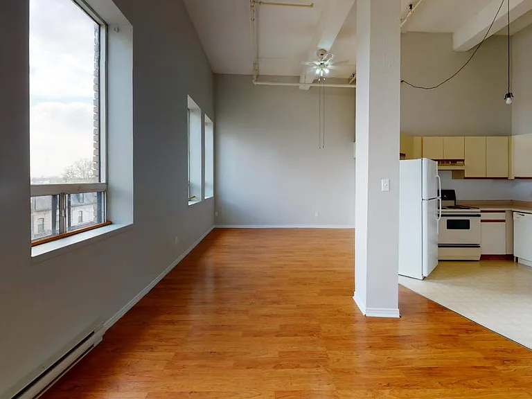 630 Dundas St — Photo 4