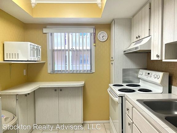 5th image of 1520 Glen Oaks Dr E