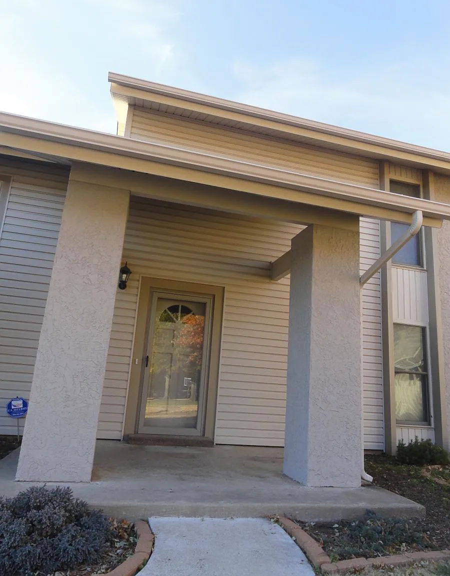 3114 W Broadway Place — Photo 3