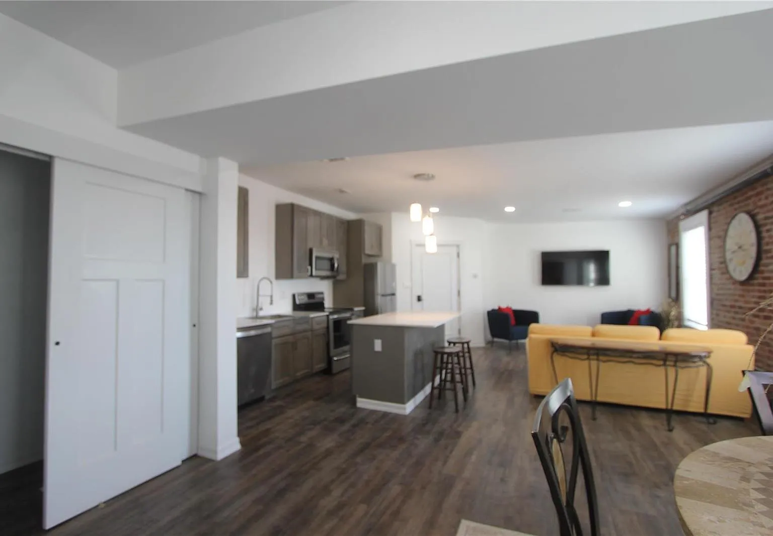 1 bed, 740 sqft, $1,300 — Photo 4