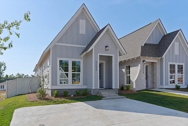 3233 Bradley Ln — Photo 1