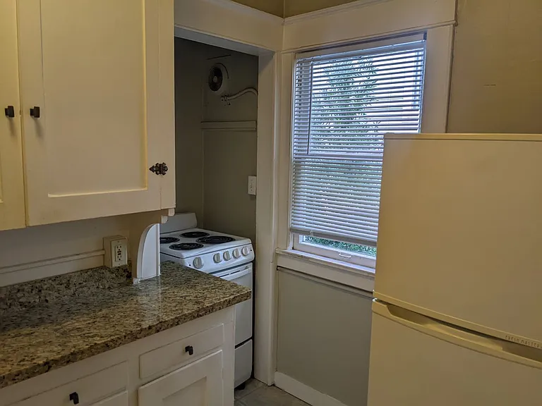 220 Belmont Ave E — Photo 12
