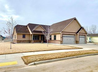 2121 Bison Dr, Williston, ND 58801