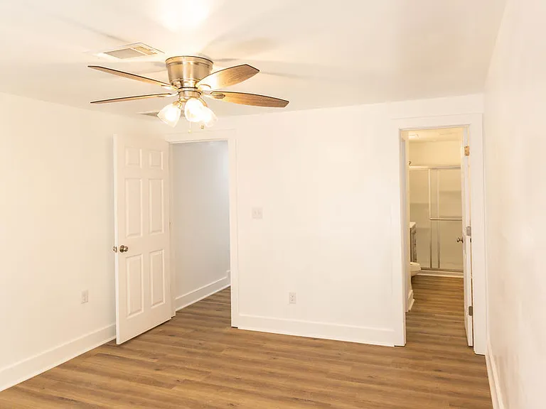 2321 S Laverne Ave — Photo 14