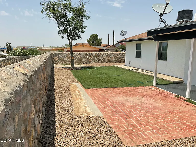 335 Flynn Dr — Photo 38