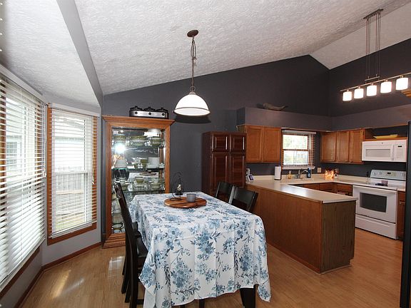 5th image of 305 N Maude Dr E