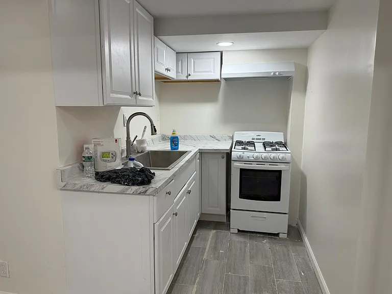 1040 5th Ave — Photo 3