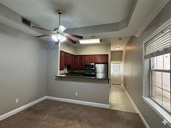 3rd image of 302 W Robert E Lee Blvd