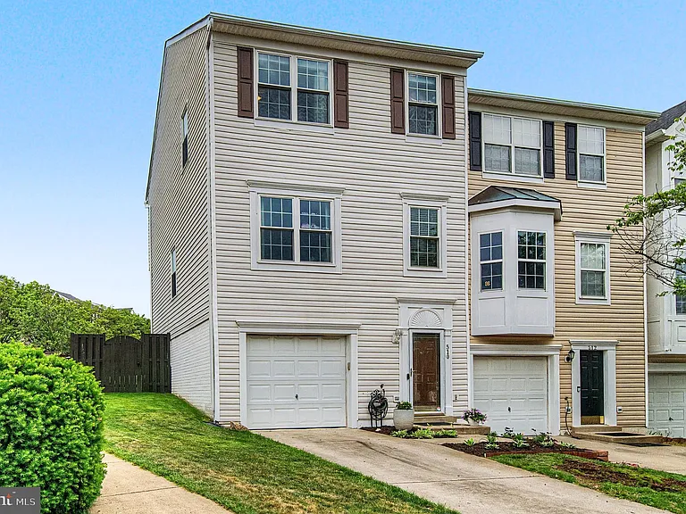 510 Lilac Ter NE — Photo 1
