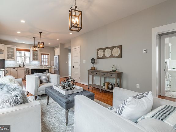 3rd image of 215 E Del Ray Ave