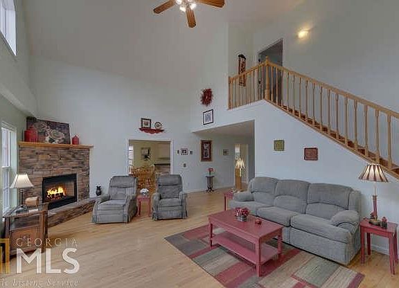 4th image of 730 Deer Ln
