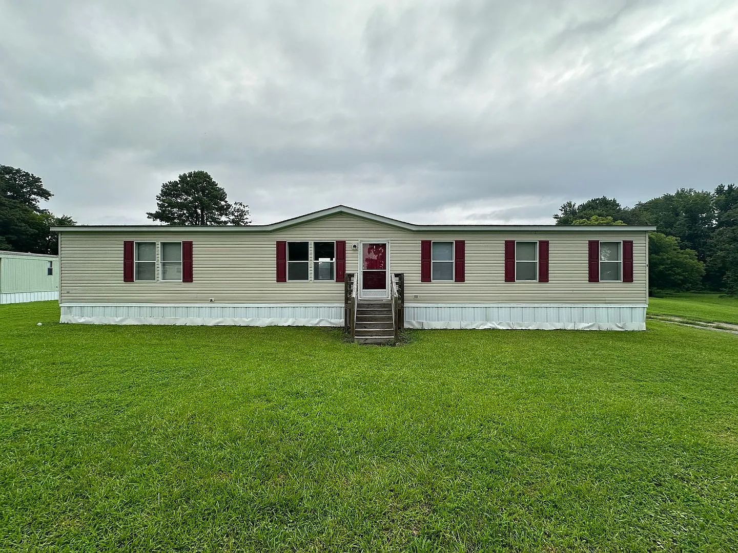 Charm & Commuter Convenience 3BR/2BA Outside City Limits — Photo 1