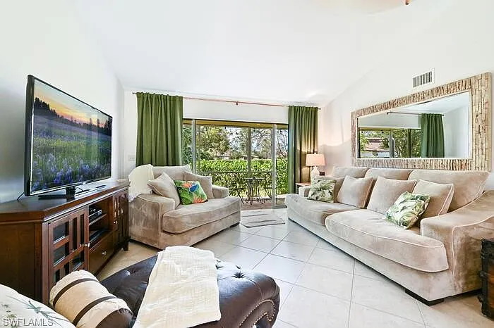 2 bed, 2.0 bath, 1009 sqft, $4,200 — Photo 2