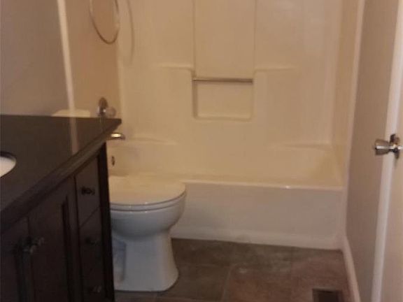 4th image of 11 Peachtree Ln
