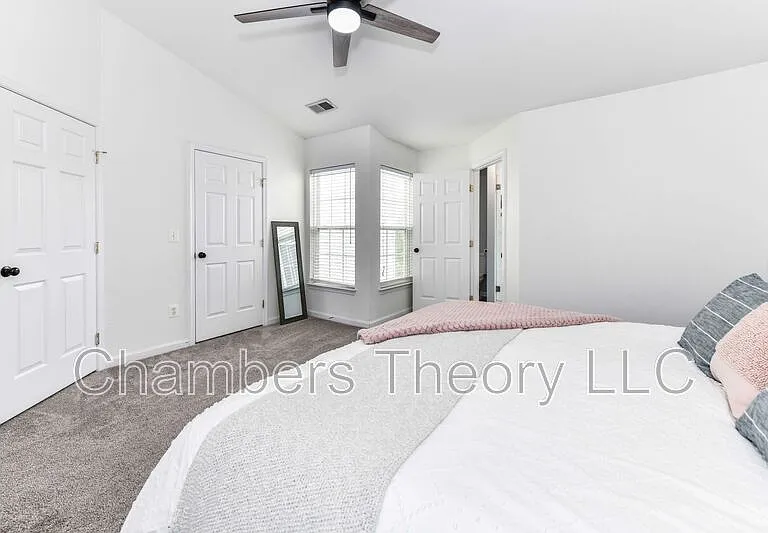 235 Shirley Sq SE — Photo 15