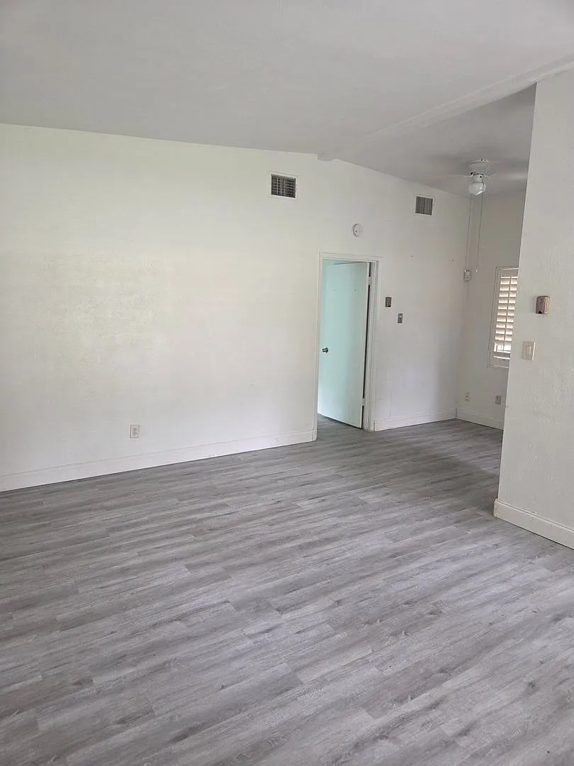 3-Br 2-Baths — Photo 3