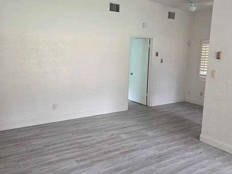 944 Kensington Dr — Photo 3