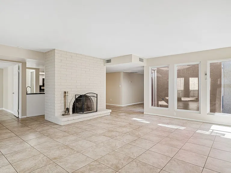 5208 N 78th Way — Photo 7