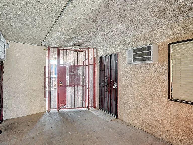 Stewart Arms - Apartments For Rent Las Vegas - Newly Renovated