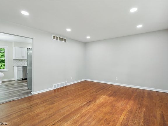 3rd image of 614 N Hawkins Ave