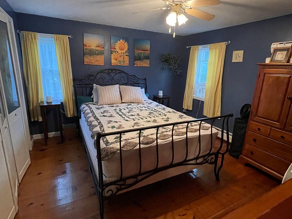 2nd floor bedroom, queen bed and TV