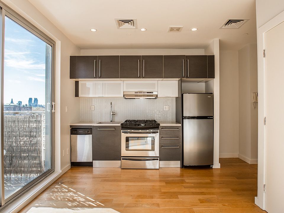 1st image of 25 Montrose Ave #706