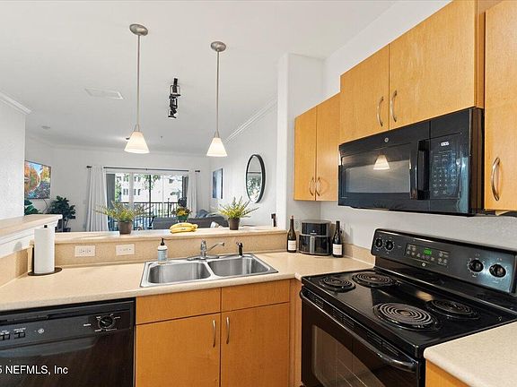 4th image of 8290 GATE Parkway W #123