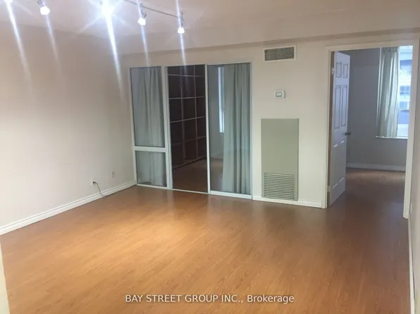 711 Bay St, Toronto, ON