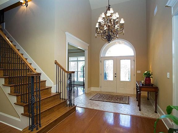 grand, 12ft ceilinged foyer