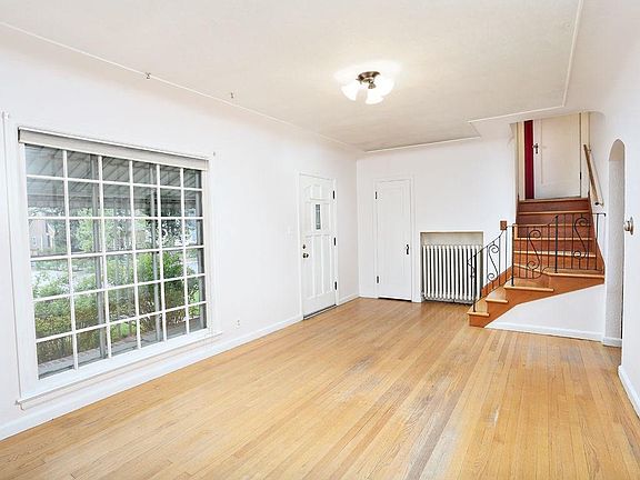3rd image of 715 Alderson Ave