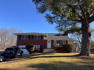 12 Earlybird Ave, Round Hill, VA