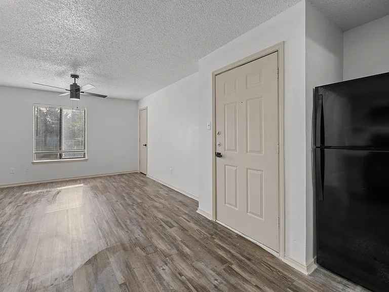 Little Creek Apartments — Photo 15