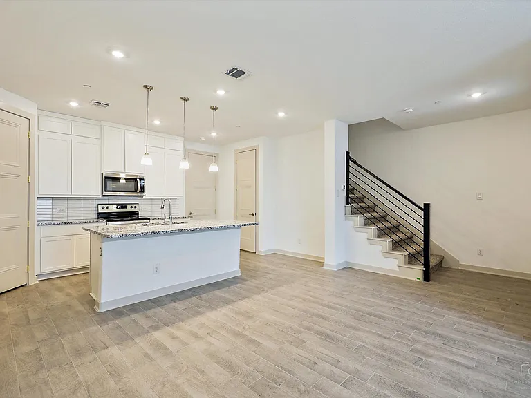 543 Eiseley Dr — Photo 2