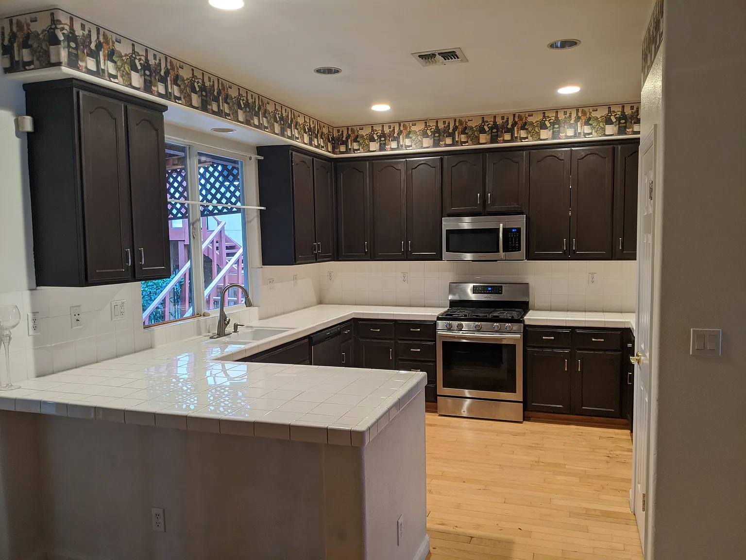 5 bed, 2500 sqft, $3,300 — Photo 2