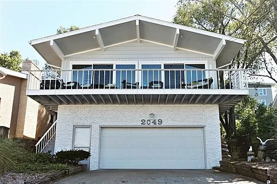 2049 Lake Shore Dr photo 1