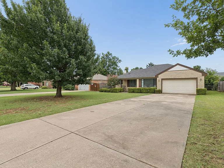 1108 Larchmont Ln — Photo 4