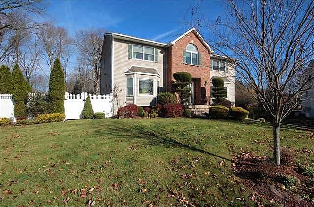 1st image of 17 Lowell Dr