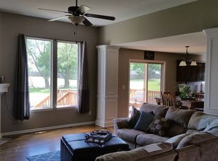 1904 Larkspur Ln, Greenwood, MO 64034