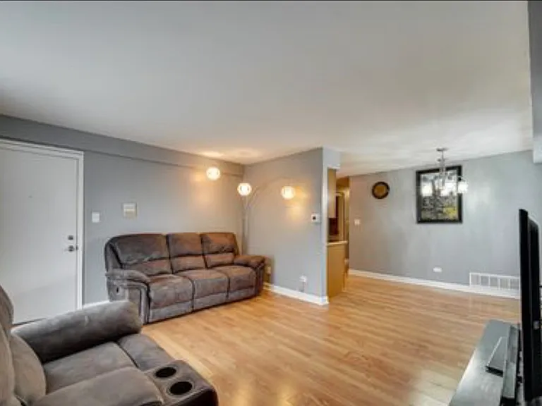 7525 Southwest Hwy #1W — Photo 3
