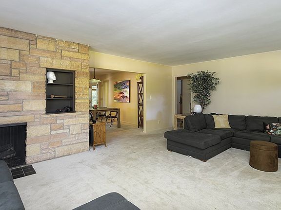 2nd image of 1725 Edgebrook Dr
