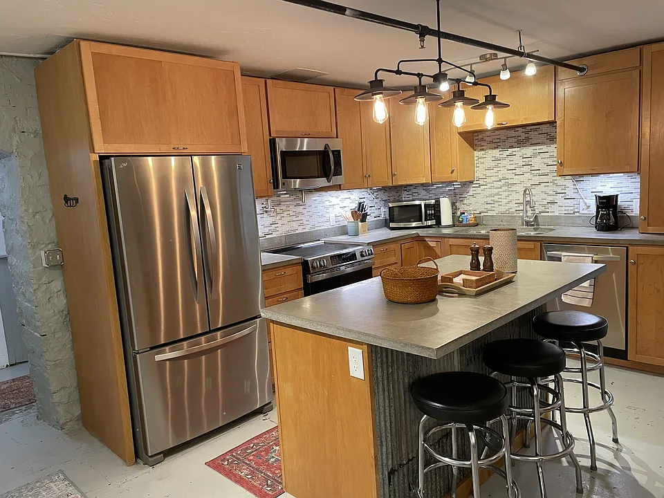 418 W Callender St #4
