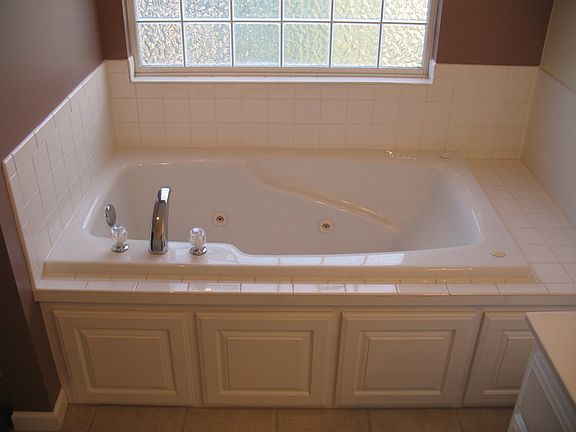 4th image of 212 Thomas Pl