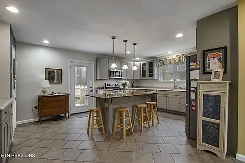 Gorgeous island with quartz top.