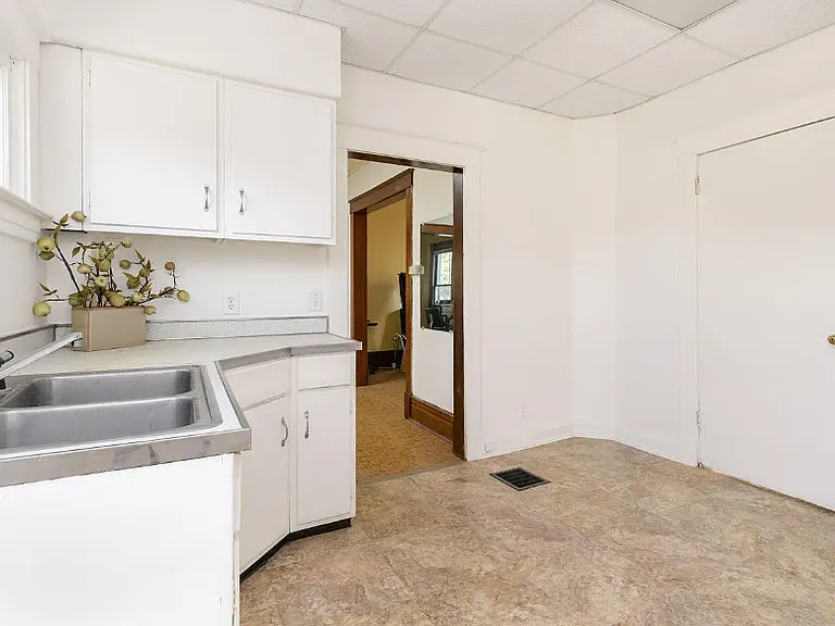 1516 E Main St — Photo 2
