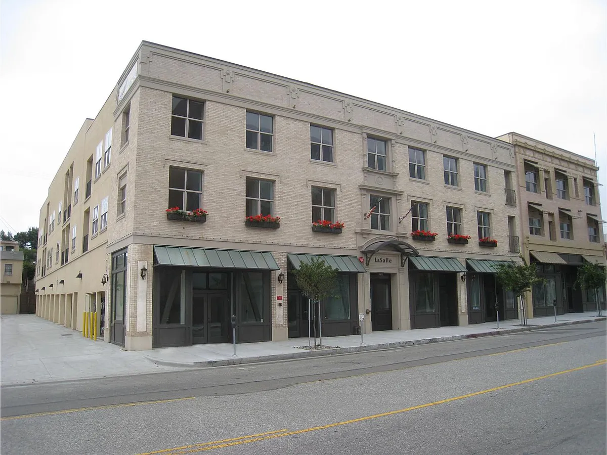 Building Photo - 255 W 7th St #20