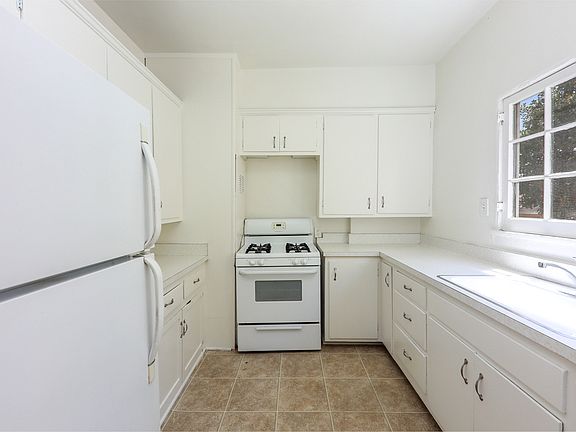 3rd image of 138-140 N Almont Dr
